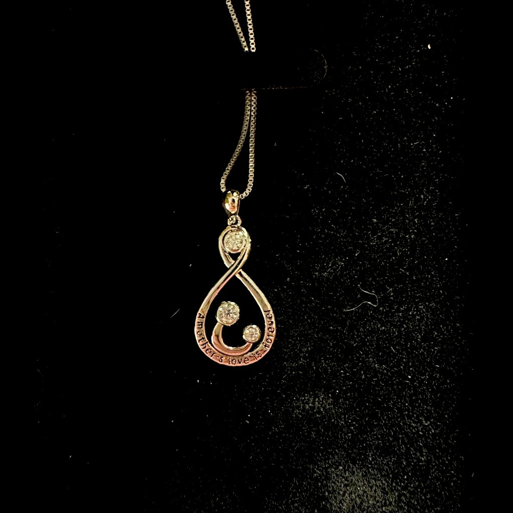 Brand new , never worn pandora mother necklace